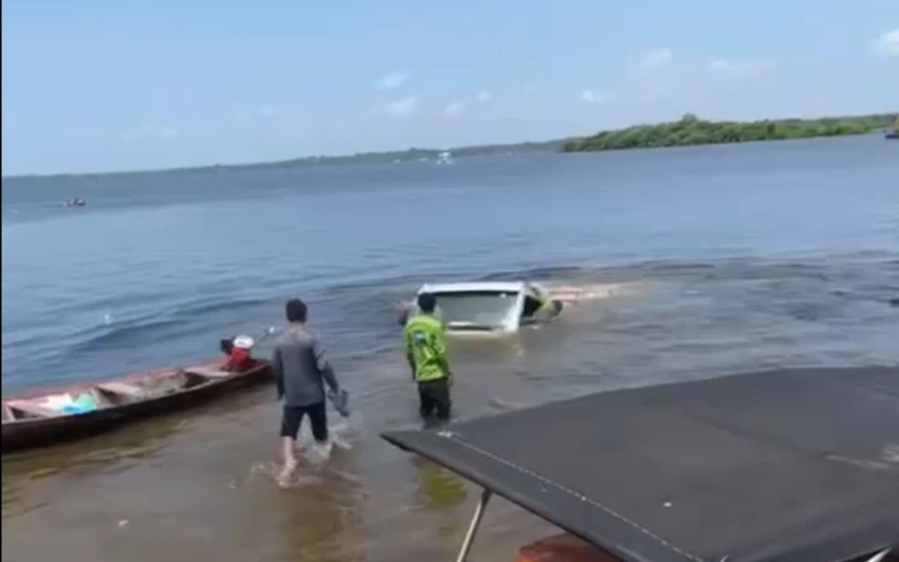 Caminhão com mercadoria cai no rio Maués-Açu no AM; motorista escapa sem ferimentos; VÍDEO