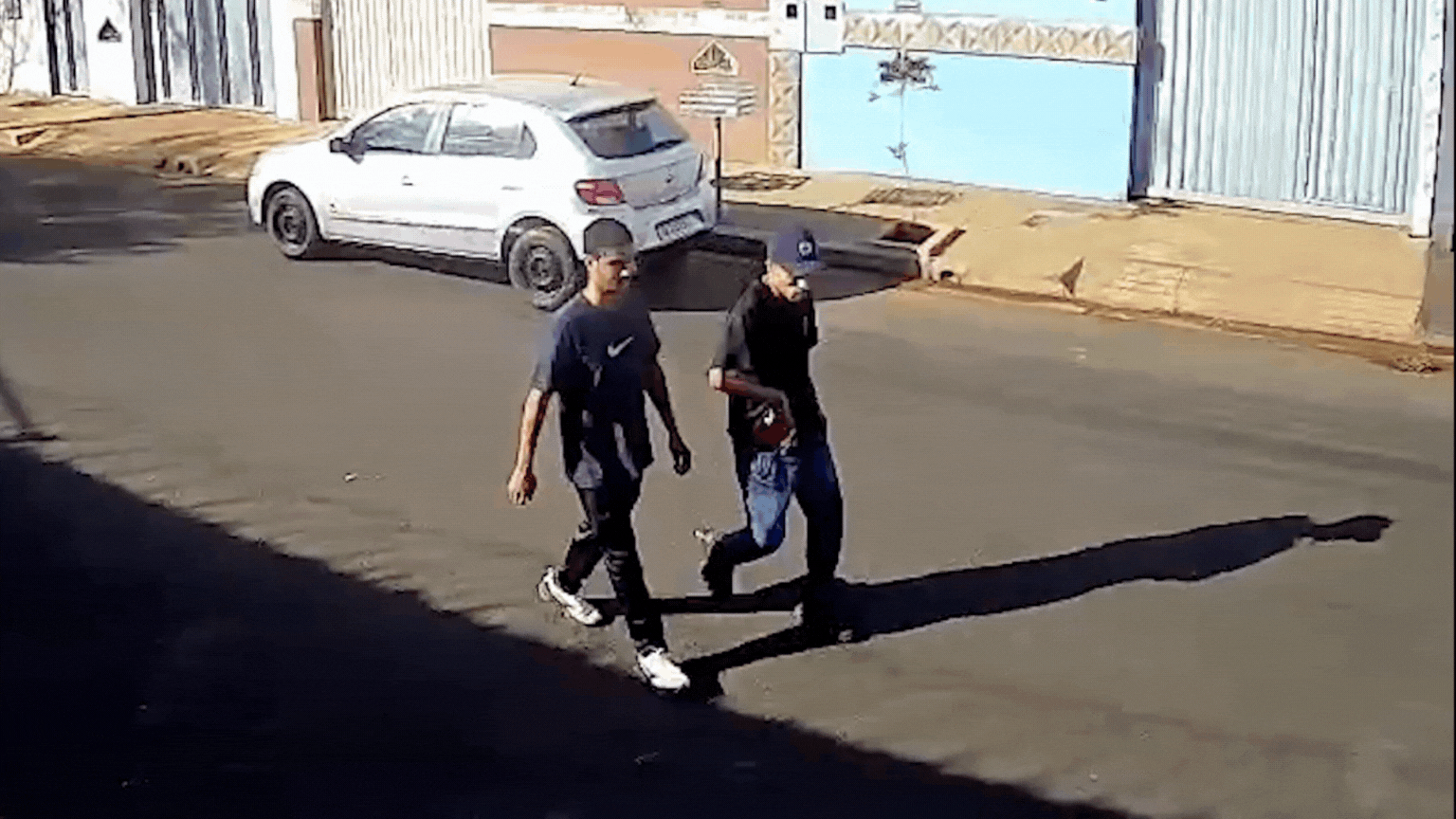 VÍDEO: Dupla usa réplica de arma e rouba carro de mulher que chegava em manicure em Uberlândia 