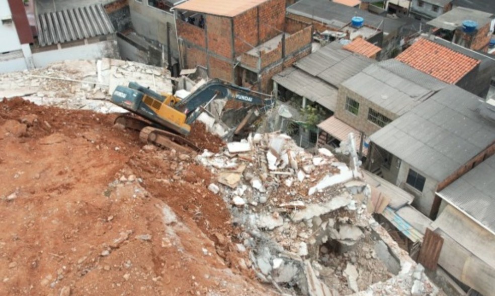 Operador de escavadeira fica ferido após desabamento em Salvador — Foto: Reprodução/TV Bahia