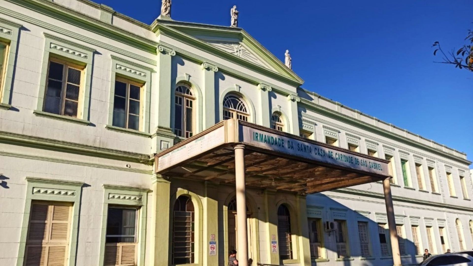 Adolescente discute com companheira e atira contra filha dela, de 6 anos; primo de 12 anos também foi atingido