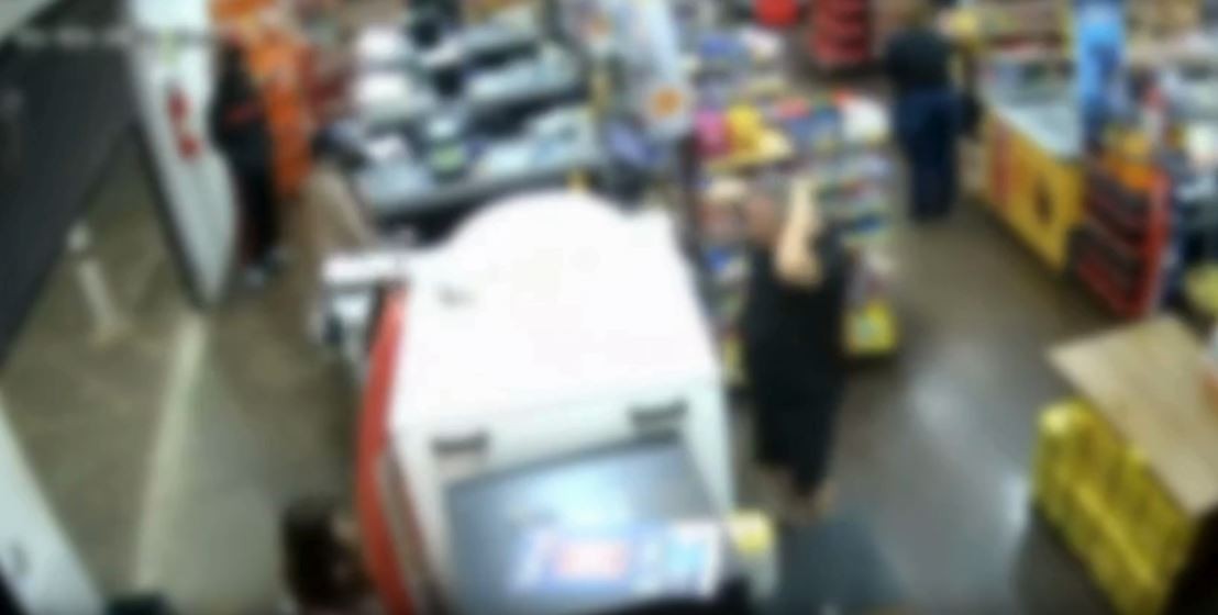 VÍDEO: clientes são rendidos e funcionário agredido durante assalto a supermercado no Bairro Aclimação, em Uberlândia