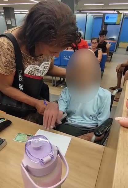 'Segura, tio!', 'Tá ouvindo?', 'Quer ir para o hospital?': veja o que disse a morto mulher que o levou na cadeira de rodas a banco no Rio