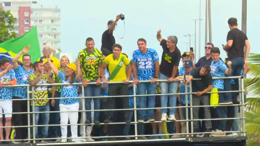 Flávio Bolsonaro reúne apoiadores em ato na Barra da Tijuca, no Rio — Foto: Reprodução/TV Globo