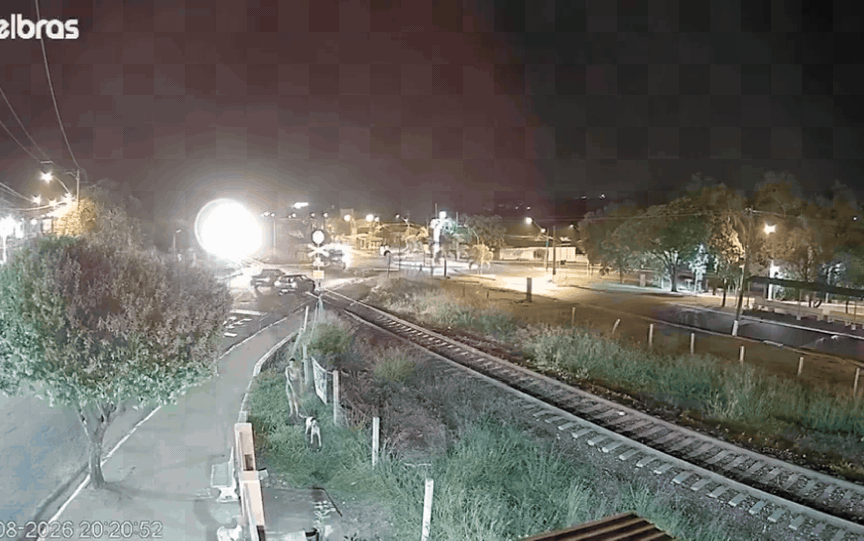 Motorista fica ferido em acidente entre carro e trem em Santa Ernestina, SP