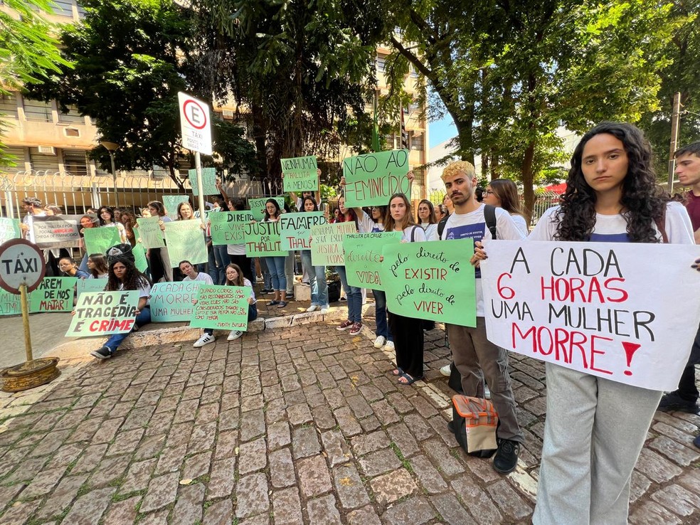 Protesto realizado em frente ao frum de Rio Preto (SP) no dia do jri popular do acusado de esfaquear mdica e esconder o corpo em uma mala  Foto: Rogrio Pedrozo/TV TEM