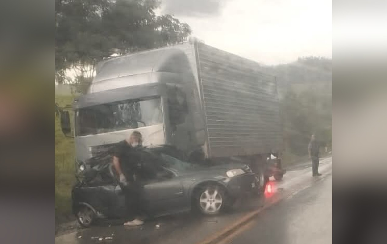 Motorista morre após batida frontal entre carro e caminhão em rodovia de Guareí