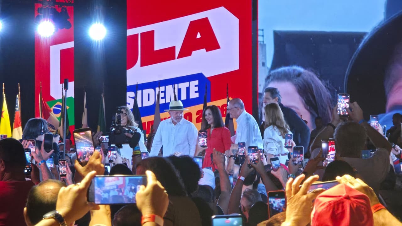 Lula discursa em convenção que oficializa sua candidatura