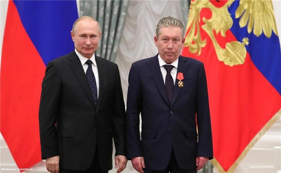 O presidente da Rússia, Vladimir Putin, concede a Ordem de Alexander Nevsky a Ravil Maganov, executivo da companhia petrolífera russa Lukoil, em 25 de novembro de 2019 — Foto: Lukoil/Divulgação 