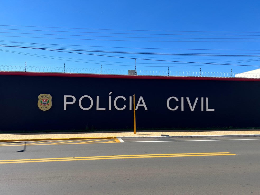 1 de 2
A Pol&iacute;cia Civil, por meio da Delegacia de Investiga&ccedil;&otilde;es Gerais (DIG), cumpriu mandados de busca e apreens&atilde;o em dois im&oacute;veis de Bauru (SP) &mdash; Foto: Guilherme Leal/g1