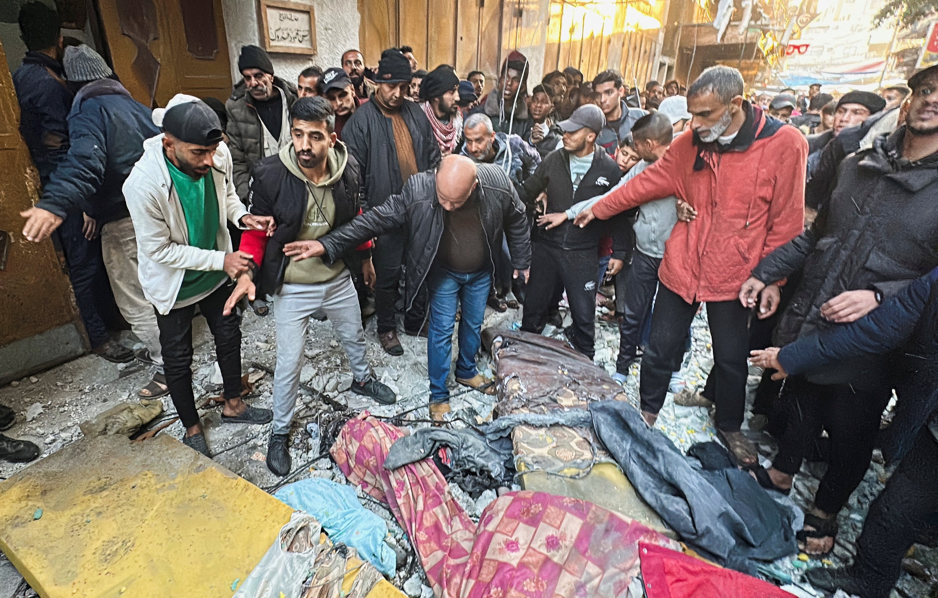 Dez pessoas de uma mesma família, sendo uma mulher e 7 crianças, morrem em ataque de Israel a Gaza