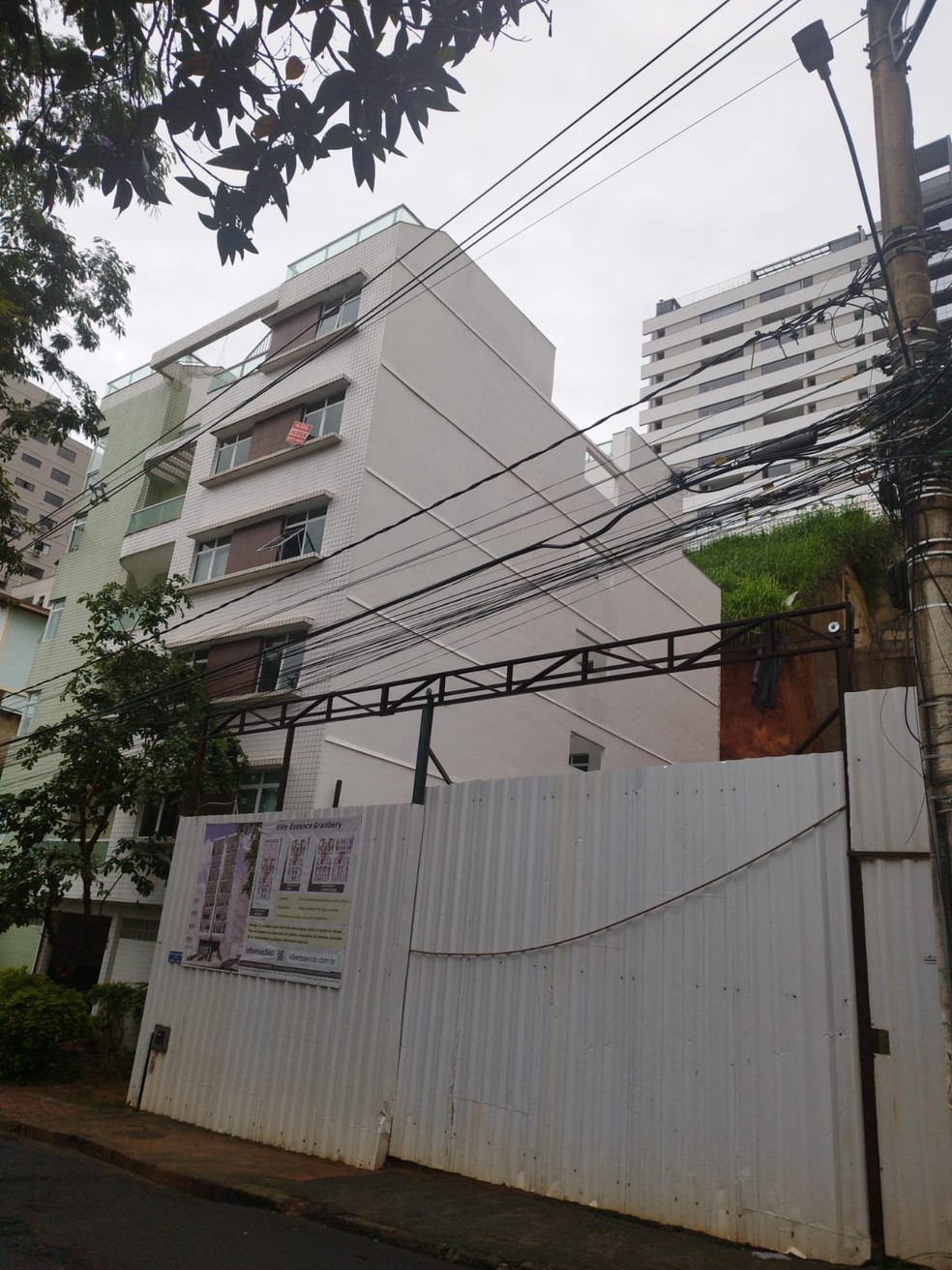 Prédio que foi parcialmente interditado em Juiz de Fora — Foto: Corpo de Bombeiros/Divulgação