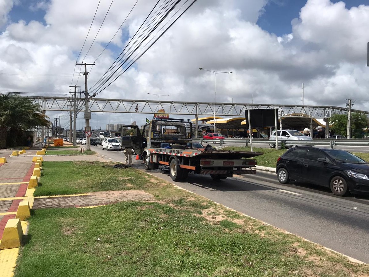 Caminhão reboque estacionado na contramão da BR-101 pega fogo e é ...