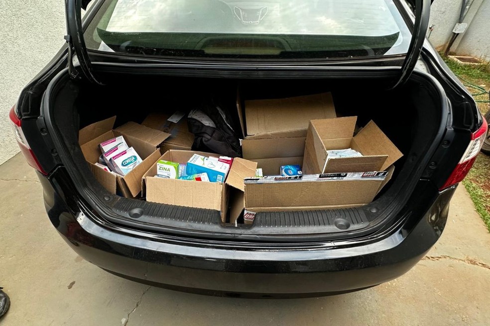 Medicamentos e frascos de soro fisiológico encontrados no carro de um dos suspeitos. — Foto: Polícia Civil/MS