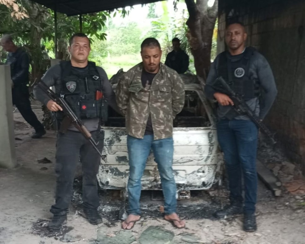 Rômulo da Rocha Brito, conhecido como Coruja, foi preso por agentes da Delegacia de Homicídios da Baixada Fluminense na área rural de Queimados. — Foto: Reprodução