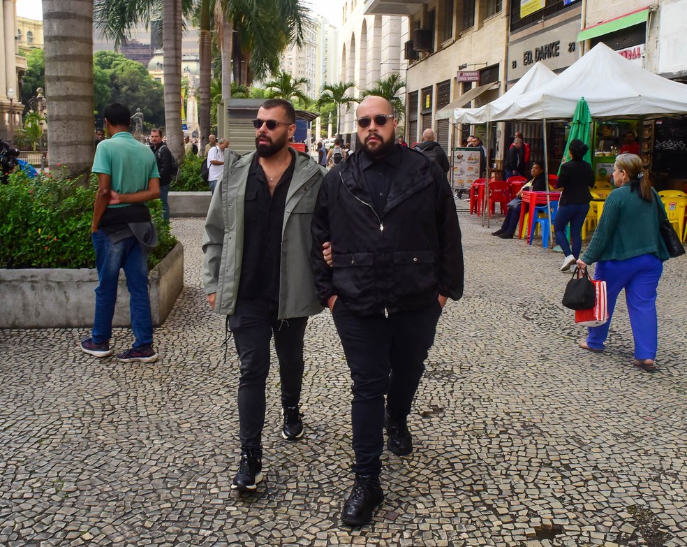 Thiago Abravanel & Marido chegam no velório de Preta Gil no Theatro Municipal, Rio de Janeiro — Foto: Webert Belicio/Agnews
