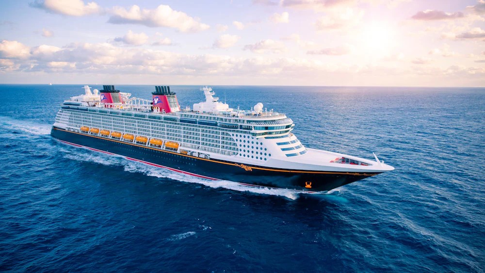 Menina posava para foto antes de cair no mar em cruzeiro da Disney, diz passageiro