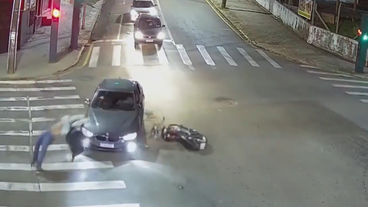 VÍDEO: Motorista de carro de luxo foge após avançar semáforo e atropelar motoboy, no Paraná