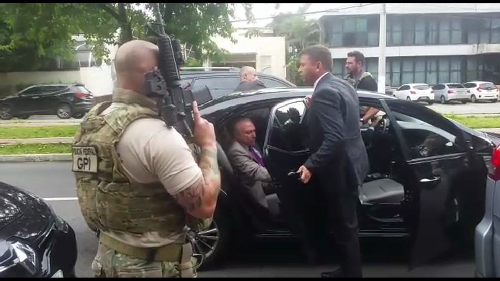 Momento em que o ex-presidente Michel Temer foi abordado pela Polícia Federal — Foto: Reprodução/TV Globo