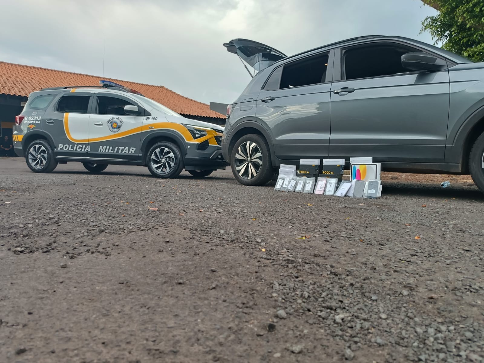 Dezenas de celulares e outros eletrônicos são apreendidos durante operação em Assis