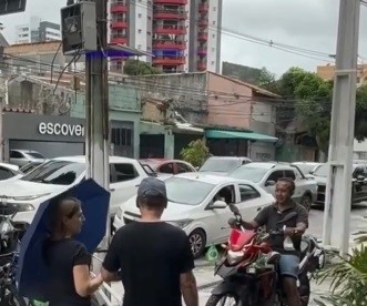Caos no trânsito: ciclista barra carro em ciclofaixa, pedestres enfrentam motociclista na calçada e motos ocupam espaço de bicicletas em Belém