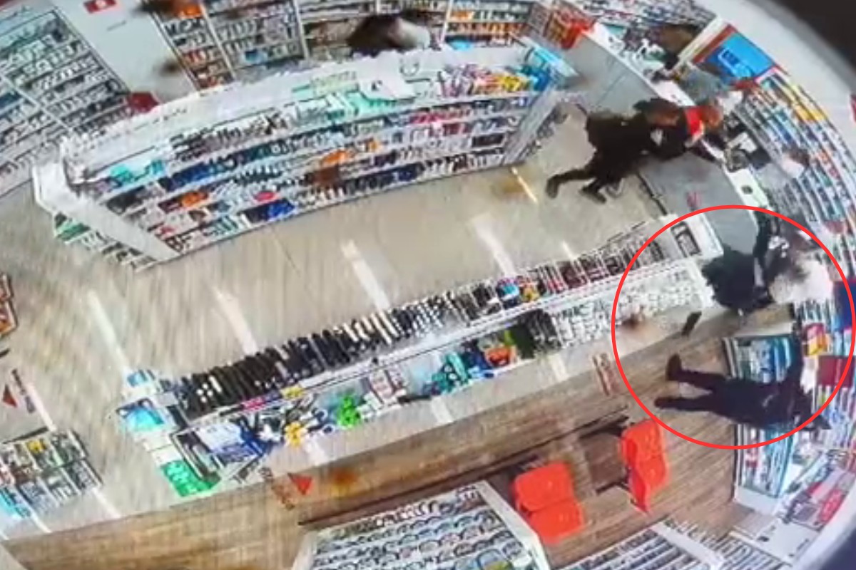 dupla armada leva clientes para os fundos durante assalto à farmácia em Campinas — VÍDEO