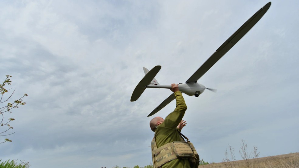 Militar opera drone de ataque Raptor, produzido por empresa dinamarquesa. — Foto: Nordic Wing via Ministério da Defesa da Suécia