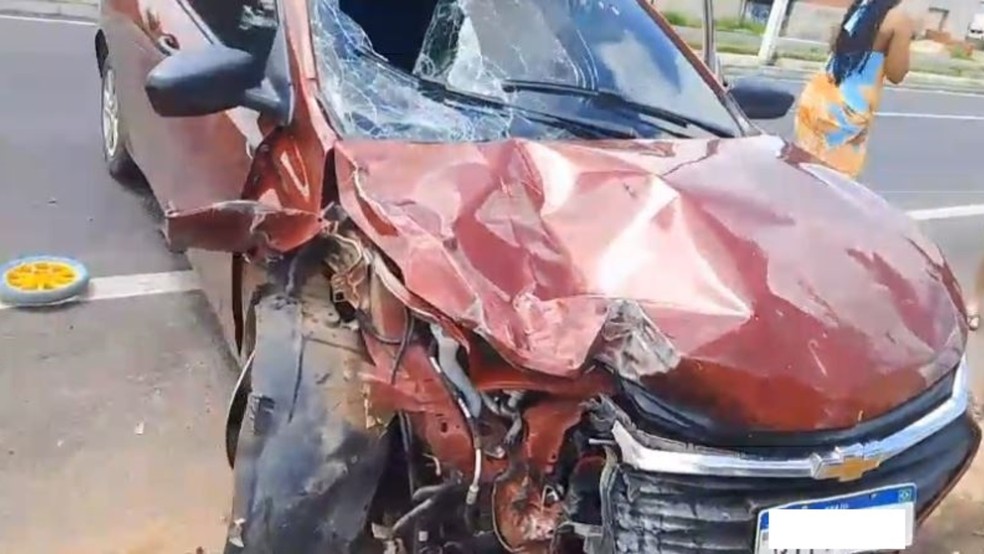 Casal morreu e criança ficou ferida após carro atropelar a bicicleta das vítimas na CE-065, em Maracanaú, na manhã deste domingo (8). — Foto: Reprodução