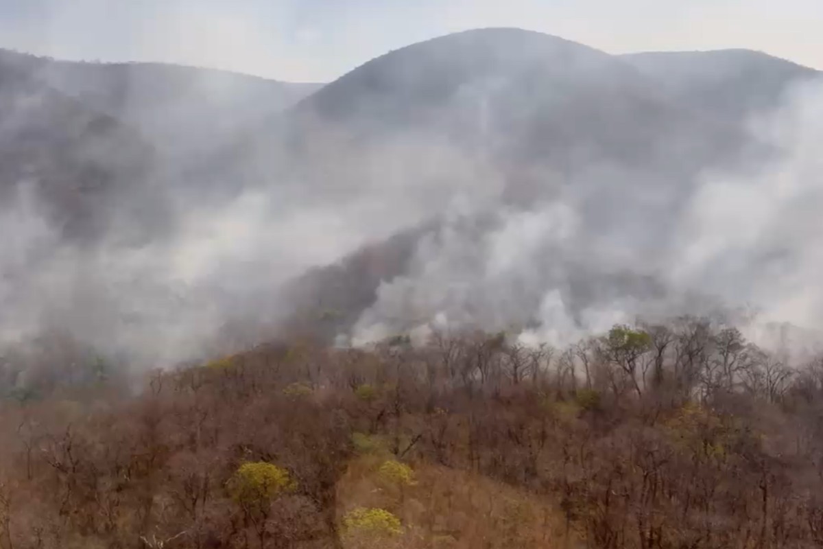 Incêndio toma Serra do Amolar há duas semanas e fumaça encobre santuário no Pantanal; veja vídeo