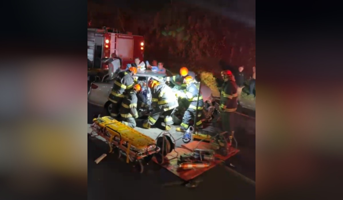 Acidente entre carro e micro-ônibus provoca interdição na SP-245 em Avaré