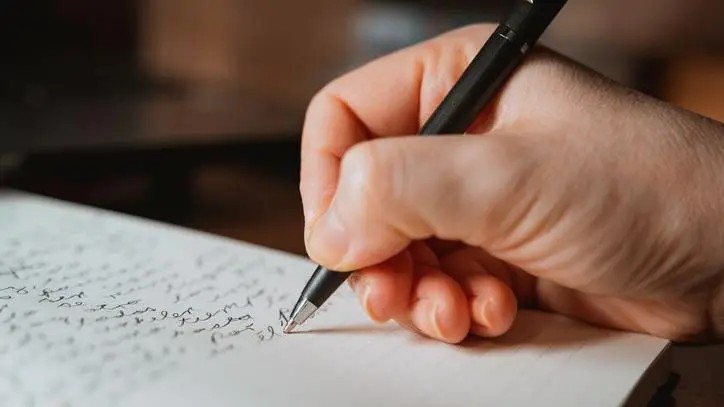 Por que letra de médico é ruim? A neurociência por trás da caligrafia