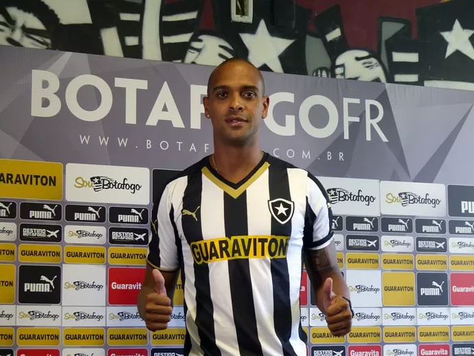 Ex-jogador do Botafogo e amigo morreram após queda de muro durante vendaval no Rio