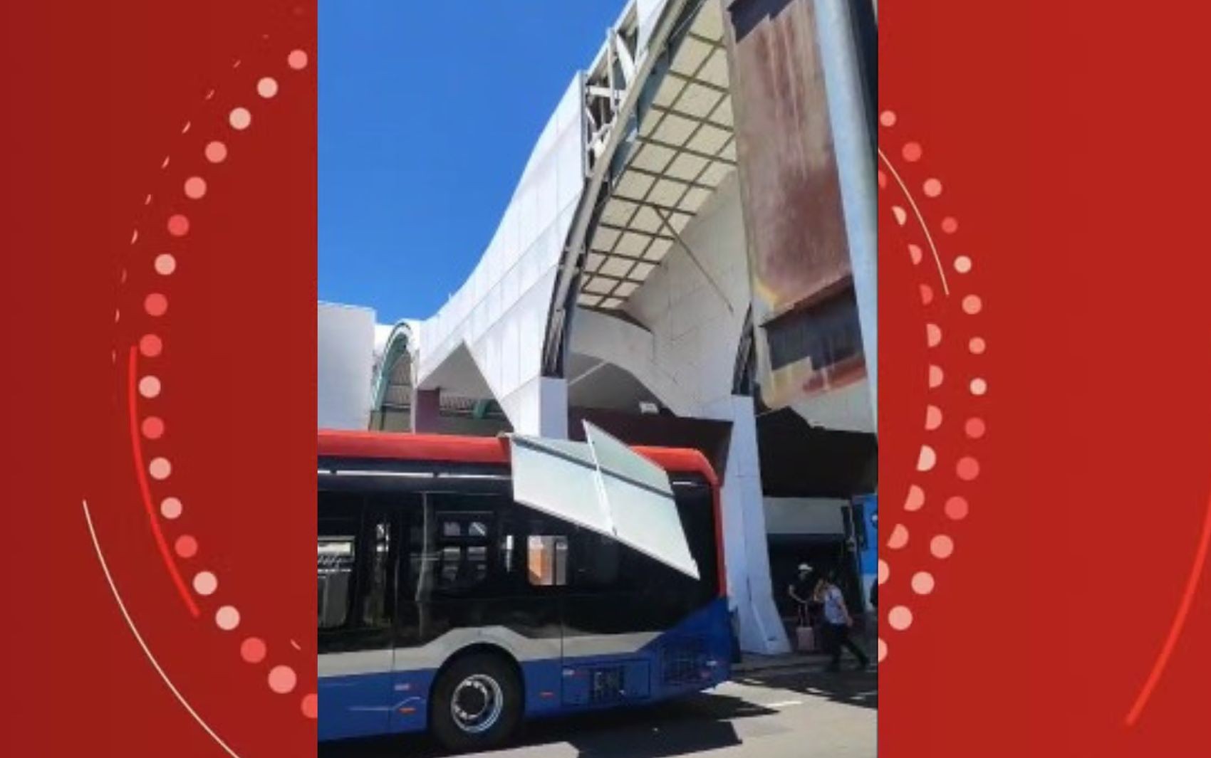 Placa da estrutura do aeroporto cai e atinge ônibus em Salvador