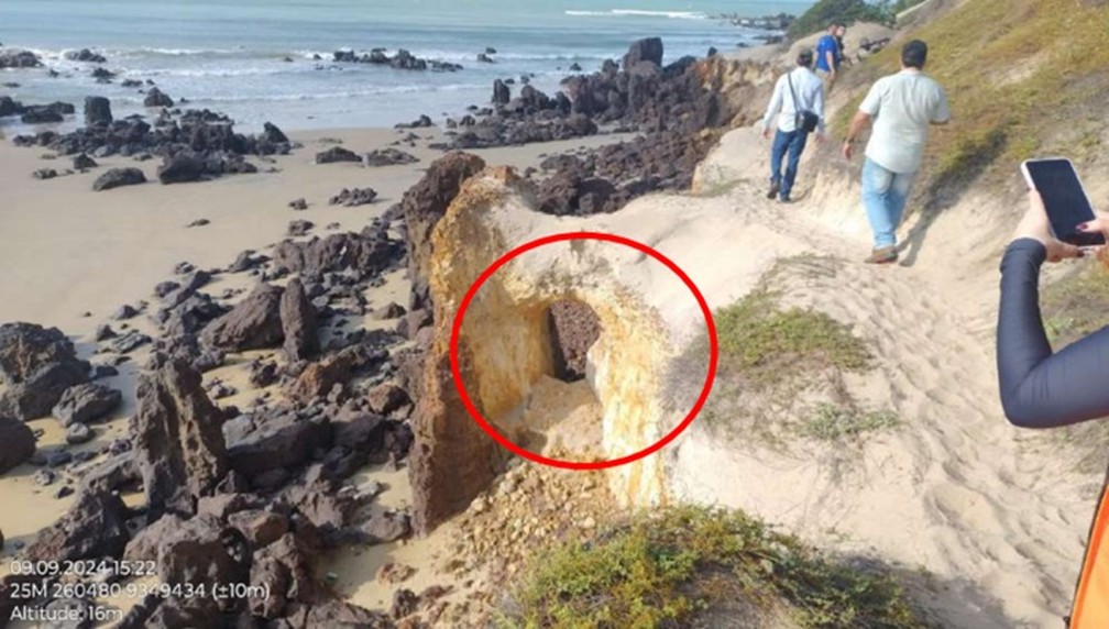 Imagem no relatório da Defesa Civil aponta risco de acidentes com desmoronamento de material no Morro do Careca — Foto: Reprodução