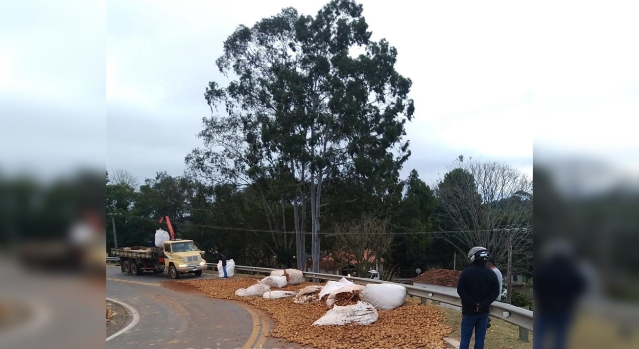 Sacos de batata se desprendem de caminhão e carga fica espalhada por rodovia de São Miguel Arcanjo