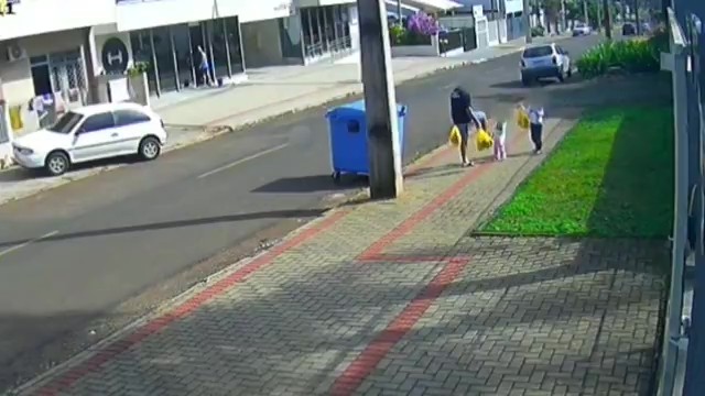 'Ela estava berrando na rua', diz pai flagrado dando chute em filha; polícia diz que ele pode responder por tortura