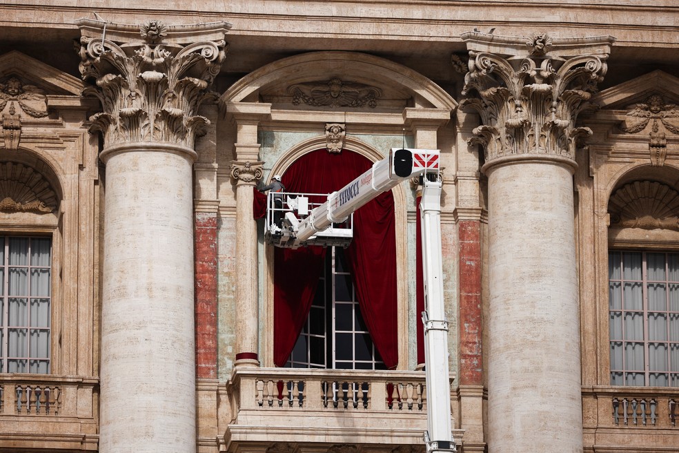 Vaticano instala cortinas em varanda da Basílica de São Pedro em 5 de maio de 2025. — Foto: REUTERS/Stoyan Nenov