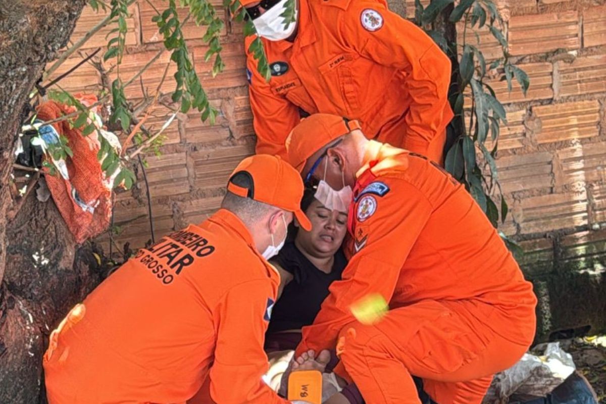 Foragida da Justiça em MT se esconde em velório na igreja, tenta pular muro e é presa após cair