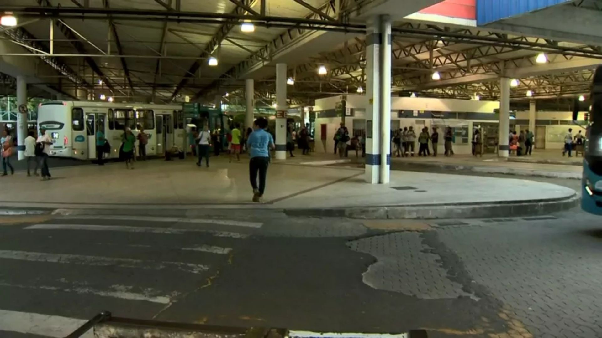 Mulher é presa ao ser flagrada abandonando bebê em um buraco, em Vila Velha