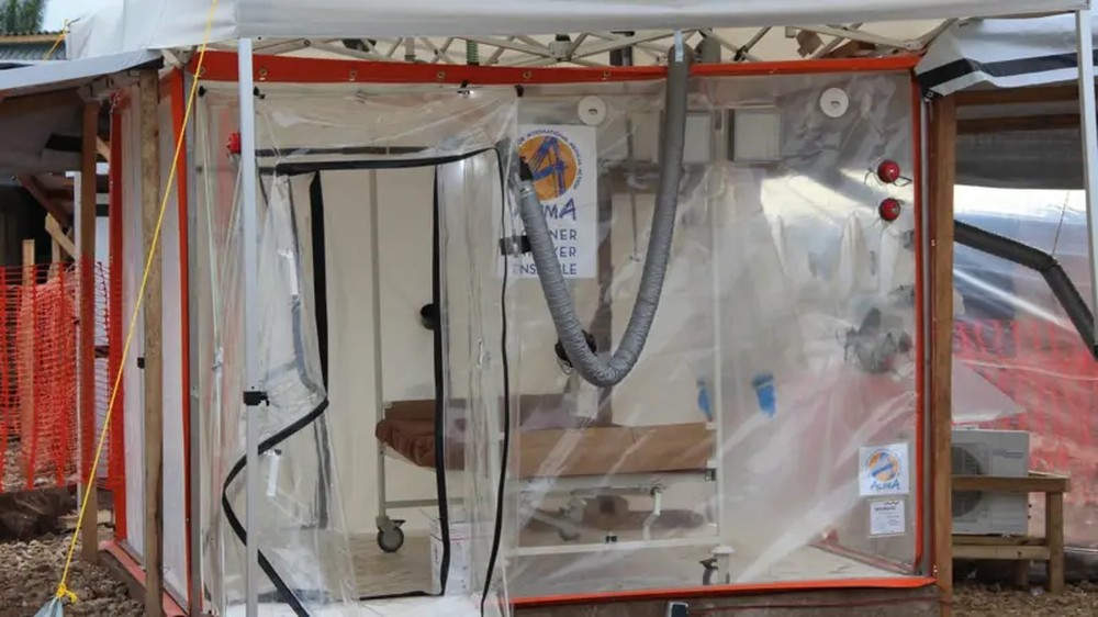 Surto de Ebola na República Democrática do Congo avança para Uganda em meio a conflitos armados