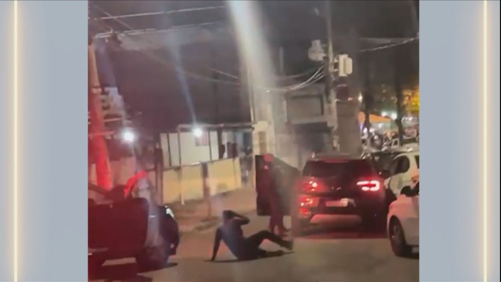 Motorista, que era refm, foi baleado durante a perseguio — Foto: Reproduo/TV Globo