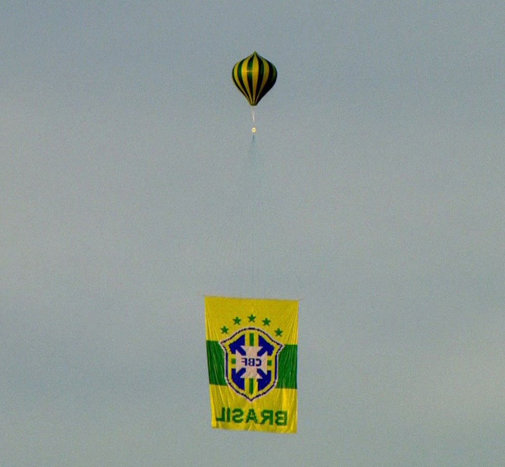 Balão com escudo da Seleção brasileira é flagrado perto do aeroporto de  Congonhas, São Paulo