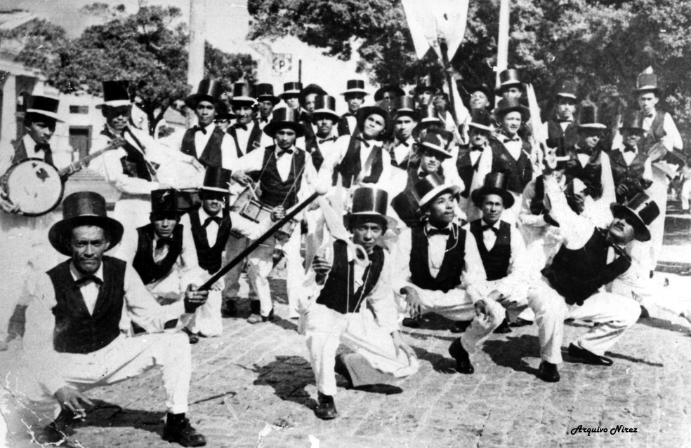 O bloco Alfaiates Veteranos saía pelas ruas de Fortaleza com a figura do baliza na década de 1930. — Foto: Arquivo Nirez/Reprodução