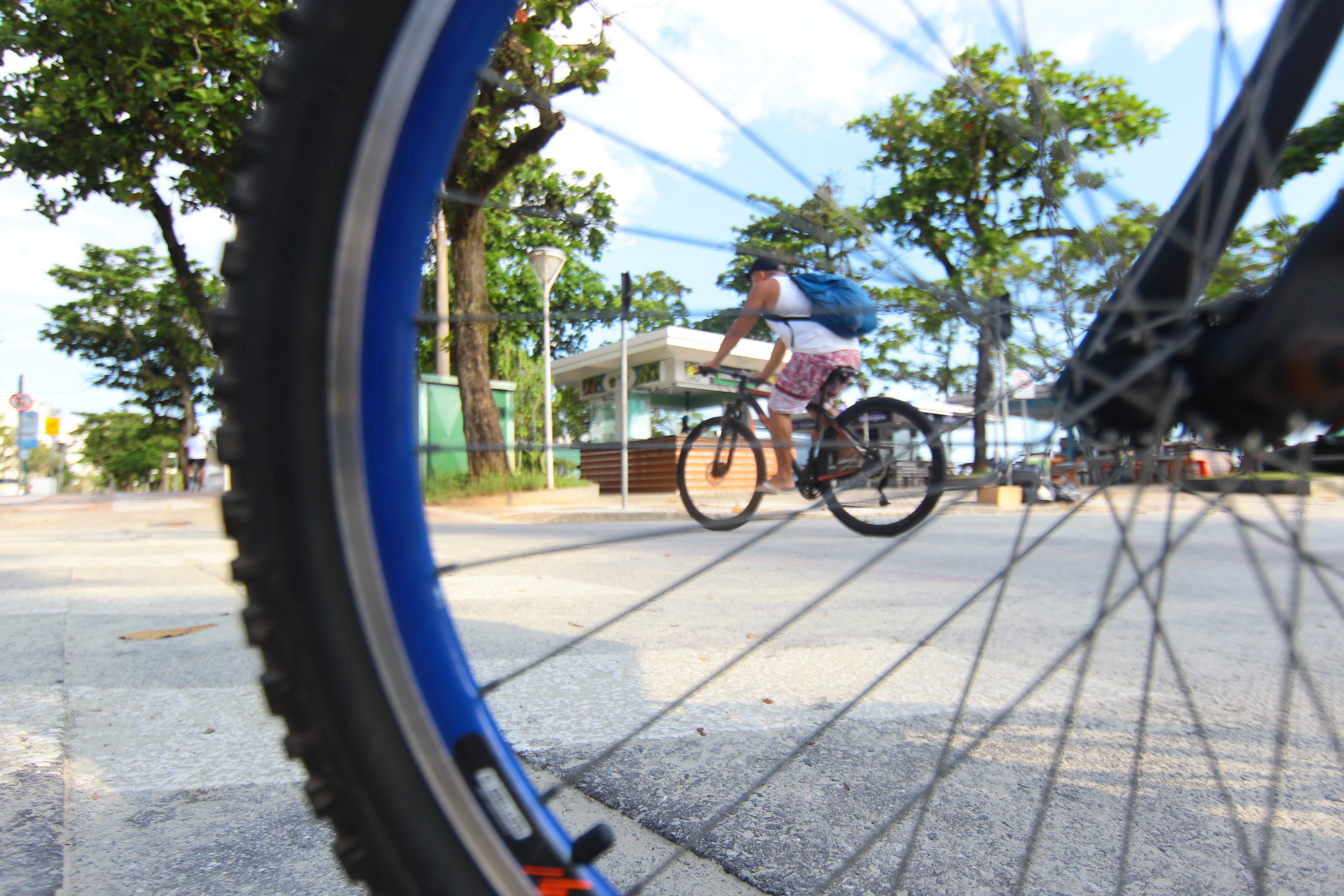Santos veta estacionamento de bicicletas na areia por risco à segurança; entenda