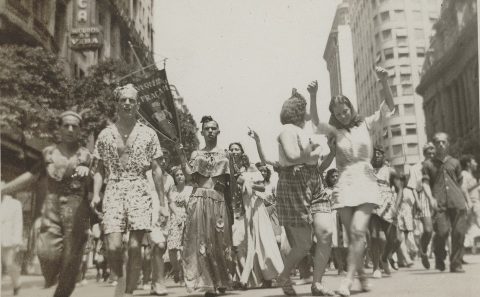 Álbum do "Grupo do Chaveco da Praça Onze" nos anos 40 no Centro do Rio — Foto: Arquivo Pessoal/Rafael Cosme