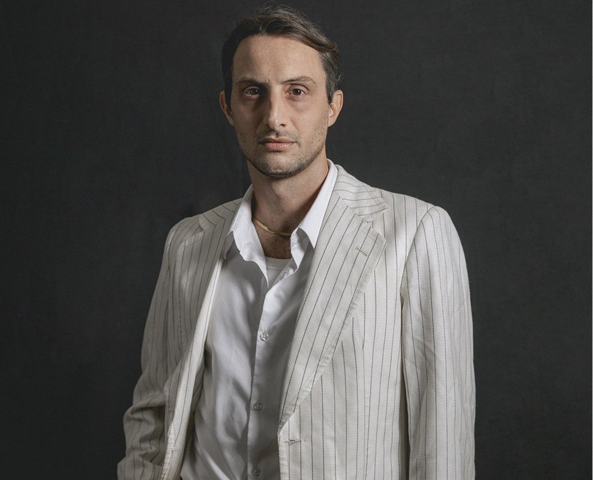 Ator criado em Búzios divide rotina entre cinema da cidade e projetos no teatro 