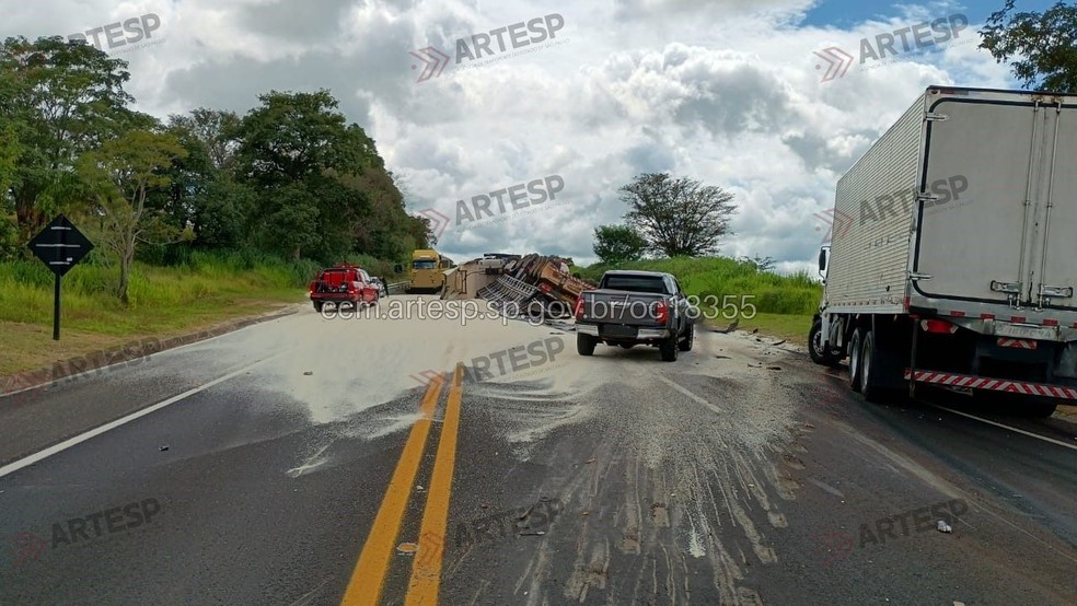 Carreta carregada de arroz tomba após motorista fazer ultrapassagem proibida em rodovia de Martinópolis — Foto: Reprodução/Artesp