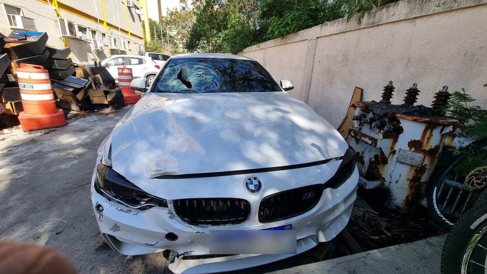 Polcia Civil do Rio apreendeu carro usado no atropelamento do noivo na noite do casamento — Foto: Betinho Casas Novas/ TV Globo