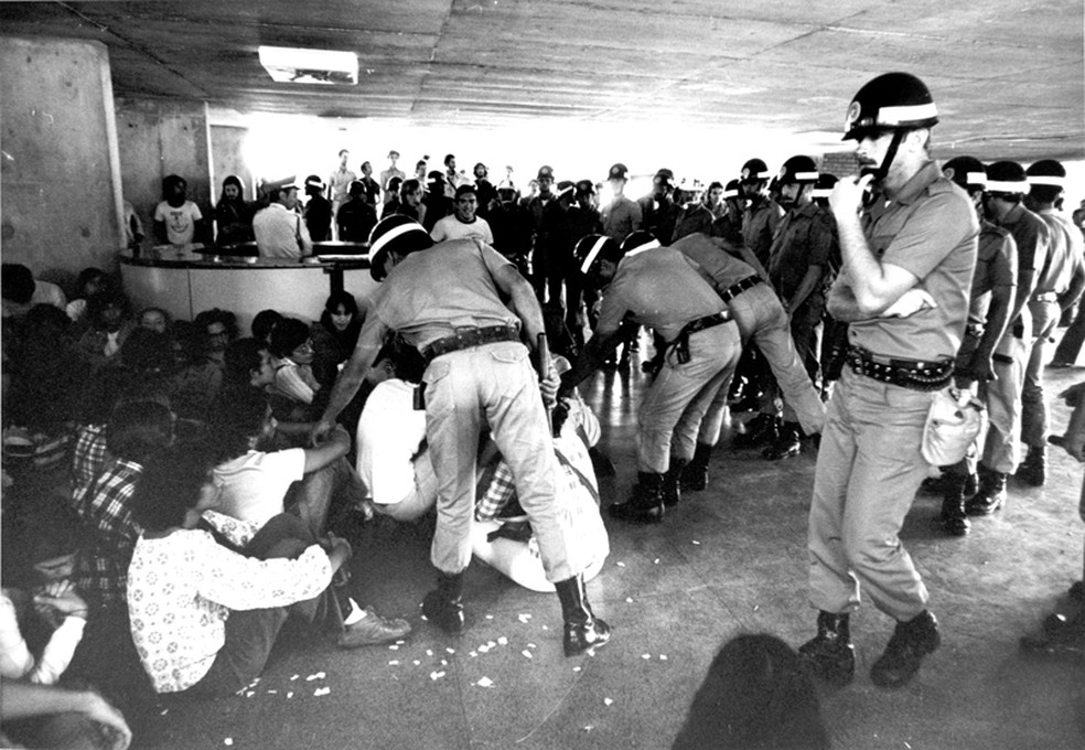 Polícia reprime estudantes em greve durante a invasão da Universidade de Brasília (UnB) em junho de 1977. — Foto: Memorial da Democracia