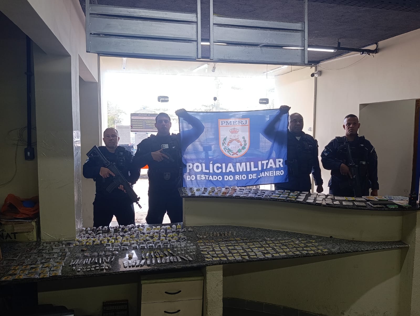 Homem é preso e dois adolescentes apreendidos com drogas em Angra dos Reis  