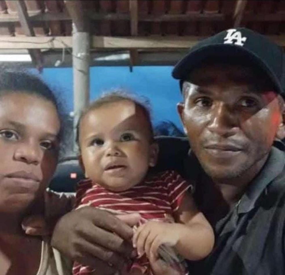 Jayline Sousa da Silva, Joselito Alves Da Silva e o bebê do casal, de 1 ano — Foto: Reprodução